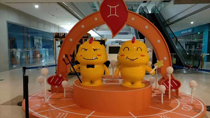 商場卡通玻璃鋼擺臺
